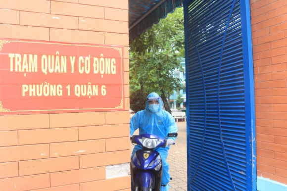 3 Bac Si Quan Y Om Binh Oxy Chay Trong Hem Nho Cap Cuu Benh Nhan F0