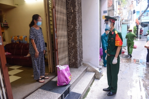 6 Chien Si Hoi Ha Di Sieu Thi Mua Thuc Pham Giup Dan