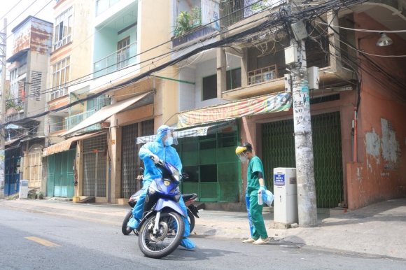 8 Bac Si Quan Y Om Binh Oxy Chay Trong Hem Nho Cap Cuu Benh Nhan F0