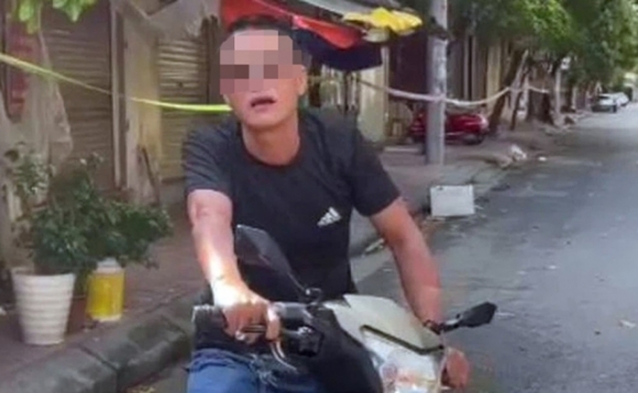 1 Ha Noi Nguoi Dan Ong Khong Deo Khau Trang Lon Tieng Chui Boi Bop Co Cong An Tai Chot Kiem Soat Covid 19