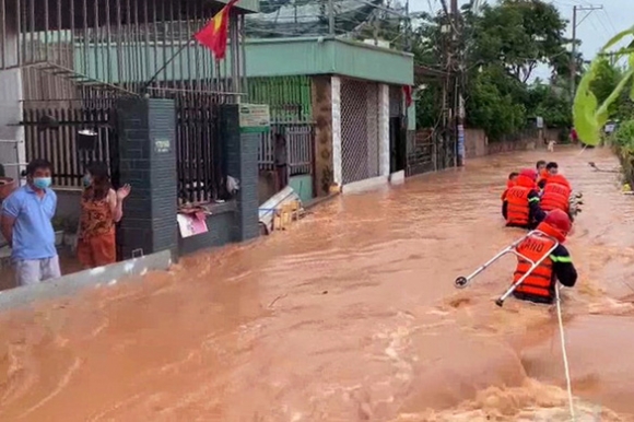 6 Bien Hoa Nuoc Un Un Tran Vao Nha Dan Nhieu Tuyen Duong Ngap Sau