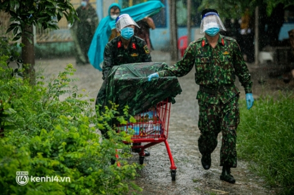 2 Cac Chien Si Bo Binh Dam Mua Mang Rau Cu Tu Tay Trong Tang Ba Con Sai Gon Khien Ai Cung Xuc Dong Thay May Chu Vat Va Ma Sao Thuong Qua