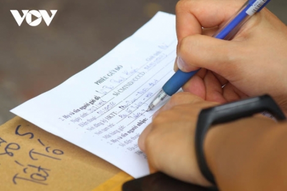 10 Nguoi Dan Nuom Nuop Tiep Te Thuc Pham Cho Khu Phong Toa Phuong Van Mieu