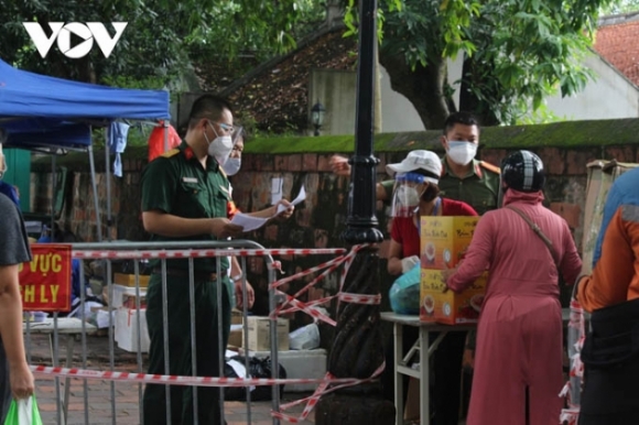 11 Nguoi Dan Nuom Nuop Tiep Te Thuc Pham Cho Khu Phong Toa Phuong Van Mieu