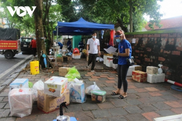13 Nguoi Dan Nuom Nuop Tiep Te Thuc Pham Cho Khu Phong Toa Phuong Van Mieu