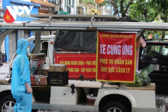 14 Nguoi Dan Nuom Nuop Tiep Te Thuc Pham Cho Khu Phong Toa Phuong Van Mieu