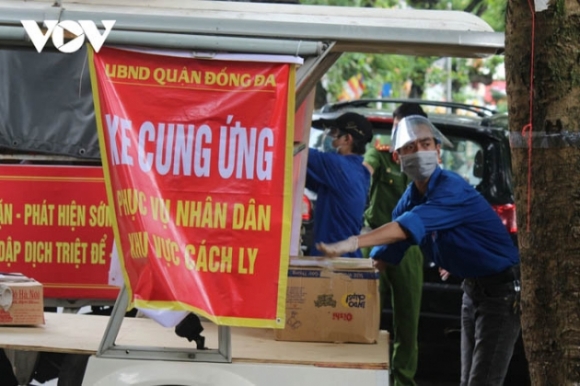 15 Nguoi Dan Nuom Nuop Tiep Te Thuc Pham Cho Khu Phong Toa Phuong Van Mieu