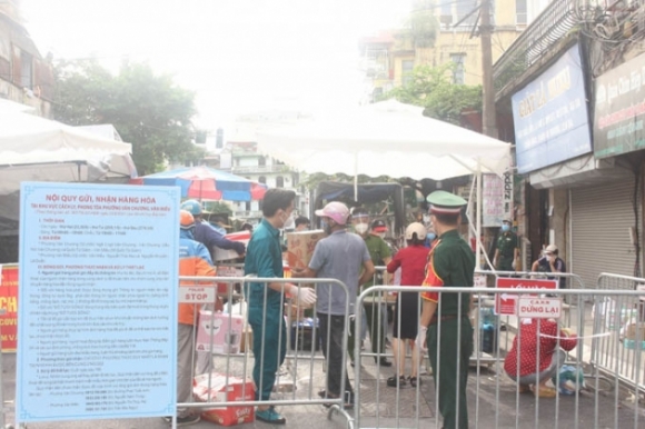 17 Nguoi Dan Nuom Nuop Tiep Te Thuc Pham Cho Khu Phong Toa Phuong Van Mieu