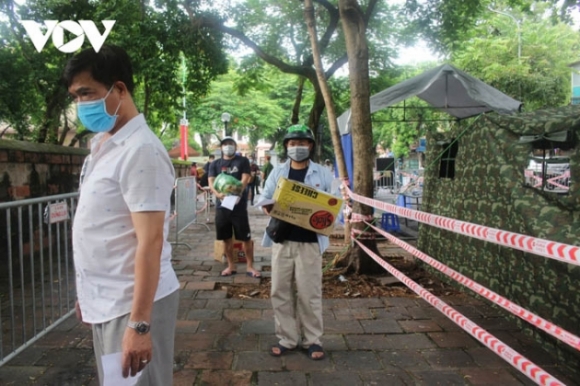 18 Nguoi Dan Nuom Nuop Tiep Te Thuc Pham Cho Khu Phong Toa Phuong Van Mieu