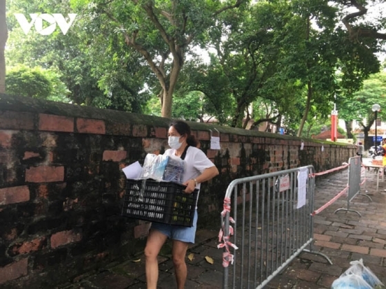 19 Nguoi Dan Nuom Nuop Tiep Te Thuc Pham Cho Khu Phong Toa Phuong Van Mieu