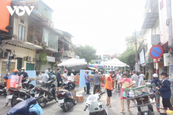 1 Nguoi Dan Nuom Nuop Tiep Te Thuc Pham Cho Khu Phong Toa Phuong Van Mieu