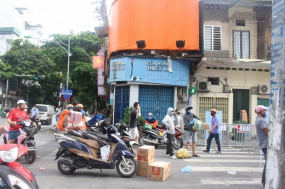 2 Nguoi Dan Nuom Nuop Tiep Te Thuc Pham Cho Khu Phong Toa Phuong Van Mieu