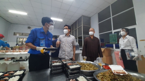 2 Pho Thu Tuong Vu Duc Dam Tinh Nguyen Vien Ton Giao Nhu Lieu Thuoc Tinh Than Cho Benh Nhan Covid 19