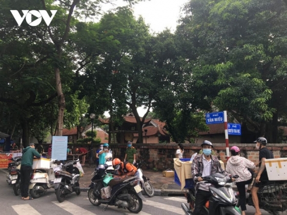 3 Nguoi Dan Nuom Nuop Tiep Te Thuc Pham Cho Khu Phong Toa Phuong Van Mieu