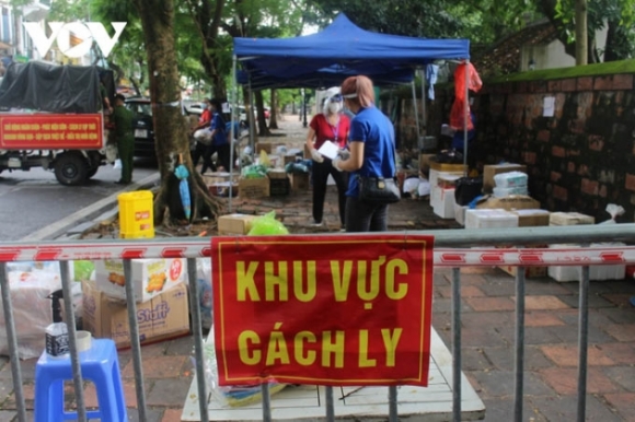 4 Nguoi Dan Nuom Nuop Tiep Te Thuc Pham Cho Khu Phong Toa Phuong Van Mieu