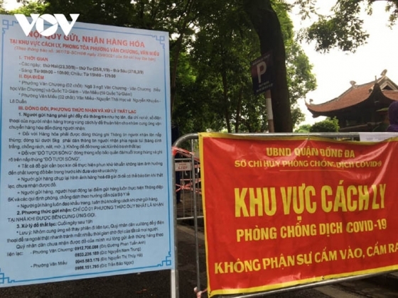 5 Nguoi Dan Nuom Nuop Tiep Te Thuc Pham Cho Khu Phong Toa Phuong Van Mieu