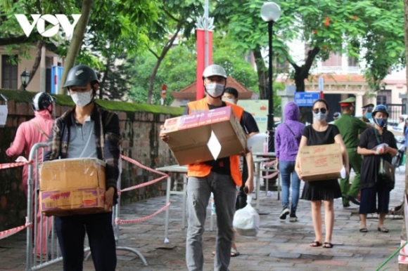 6 Nguoi Dan Nuom Nuop Tiep Te Thuc Pham Cho Khu Phong Toa Phuong Van Mieu