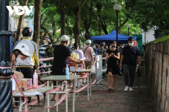 7 Nguoi Dan Nuom Nuop Tiep Te Thuc Pham Cho Khu Phong Toa Phuong Van Mieu