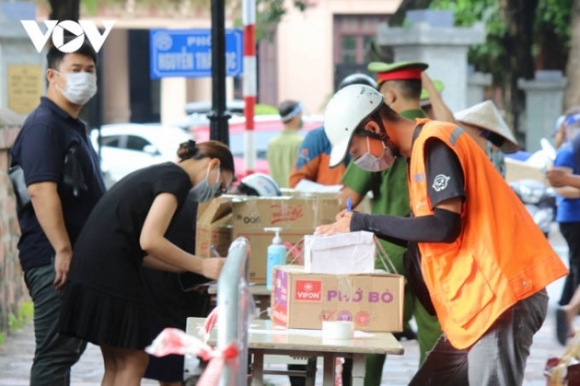 8 Nguoi Dan Nuom Nuop Tiep Te Thuc Pham Cho Khu Phong Toa Phuong Van Mieu