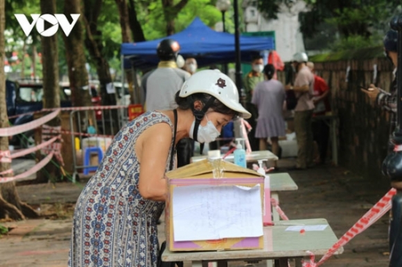 9 Nguoi Dan Nuom Nuop Tiep Te Thuc Pham Cho Khu Phong Toa Phuong Van Mieu