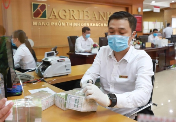2 Nguoi Dan Gui Tien Vao Ngan Hang Thap Ky Luc Trong Gan Mot Thap Nien