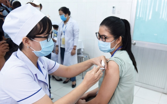 1 Nhung Nguoi Nghien Cuu Vac Xin Viet Lang Tham Tim Vu Khi Chong Dich