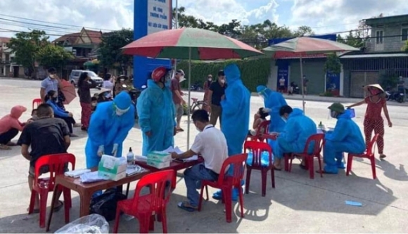 2 Di Tiem Vac Xin Covid 19 Ve Nguoi Dan Ong Bi Sot Va Phat Hien Duong Tinh