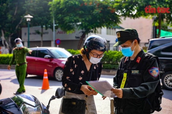 4 Ha Noi Moi Chot Kiem Soat Covid 19 Vung Do Co 16 Nguoi Chia 4 Ca Truc 2424h