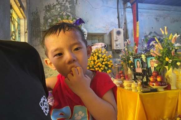 5 Nghen Long Canh Vo Chong Chet Chay De Lai Nhung Dua Con Tho Toi Nghiep