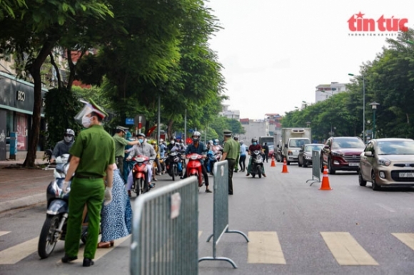 6 Ha Noi Moi Chot Kiem Soat Covid 19 Vung Do Co 16 Nguoi Chia 4 Ca Truc 2424h