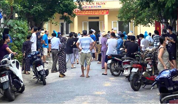 1 Nguoi Dan Tu Tap Chen Lan Khi Lay Mau Xet Nghiem