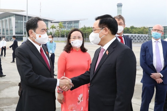 2 Chu Tich Quoc Hoi Vuong Dinh Hue Cong Du Chau Au Thuc Day Ngoai Giao Vac Xin