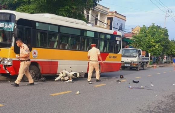 1 Ngay Dau Den Truong Mot Hoc Sinh Tu Vong Do Va Cham Voi Xe Buyt