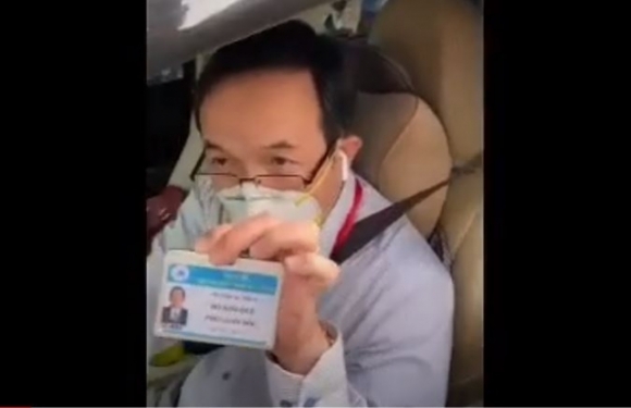 1 Nguoi Duoc Cho La Bac Si Tuc Gian Tai Chot Kiem Soat