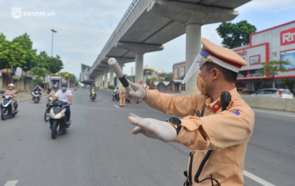 10 Canh Sat Lap Chot Dai Hon 1km Kiem Tra Nguoi Dan Di Vao Vung Do