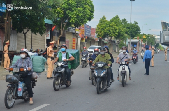 11 Canh Sat Lap Chot Dai Hon 1km Kiem Tra Nguoi Dan Di Vao Vung Do