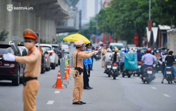 12 Canh Sat Lap Chot Dai Hon 1km Kiem Tra Nguoi Dan Di Vao Vung Do