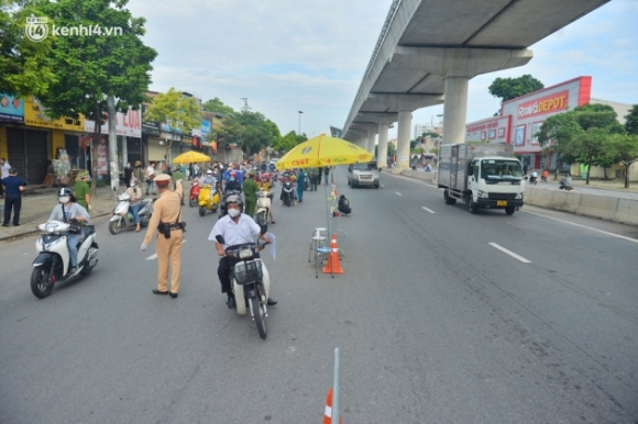 1 Canh Sat Lap Chot Dai Hon 1km Kiem Tra Nguoi Dan Di Vao Vung Do
