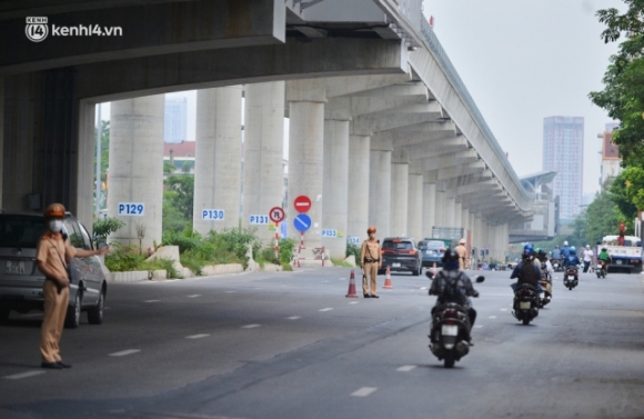 2 Canh Sat Lap Chot Dai Hon 1km Kiem Tra Nguoi Dan Di Vao Vung Do
