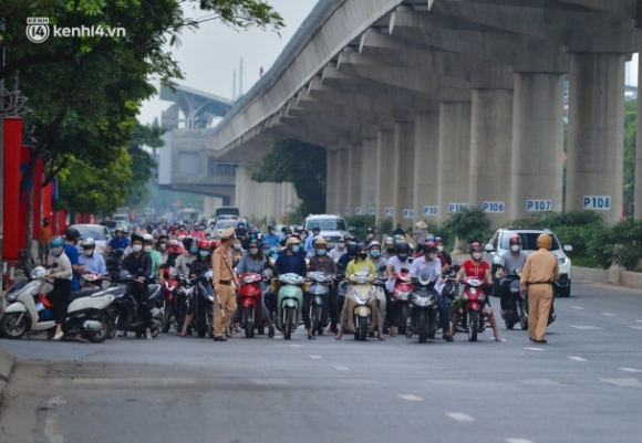 3 Canh Sat Lap Chot Dai Hon 1km Kiem Tra Nguoi Dan Di Vao Vung Do