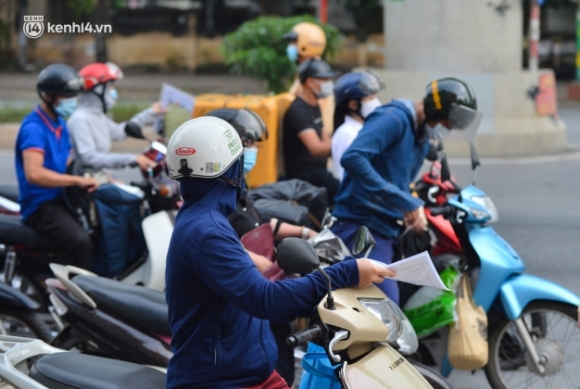 4 Canh Sat Lap Chot Dai Hon 1km Kiem Tra Nguoi Dan Di Vao Vung Do