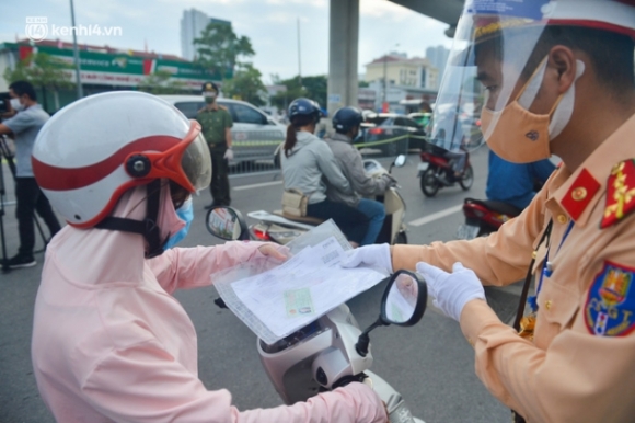 7 Canh Sat Lap Chot Dai Hon 1km Kiem Tra Nguoi Dan Di Vao Vung Do