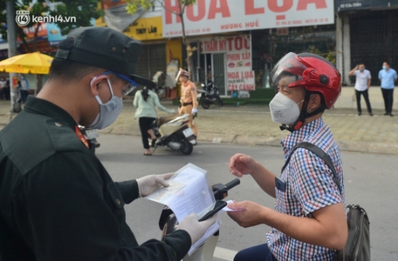 8 Canh Sat Lap Chot Dai Hon 1km Kiem Tra Nguoi Dan Di Vao Vung Do