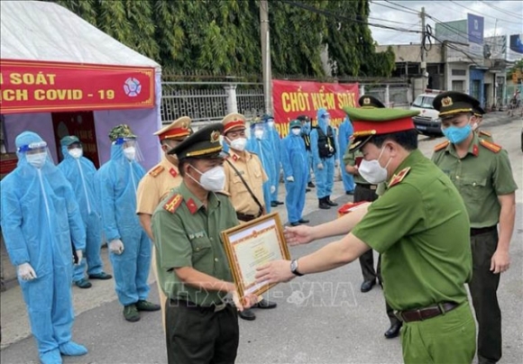 1 Trao Bang Khen Dot Xuat Cua Thu Tuong Chinh Phu Tang Luc Luong Di Dau Chong Dich