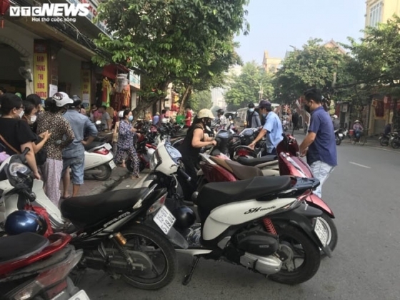 10 Nguoi Dan Hai Phong Rong Ran Xep Hang Mua Banh Trung Thu Truyen Thong