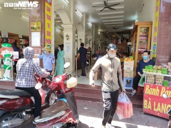 11 Nguoi Dan Hai Phong Rong Ran Xep Hang Mua Banh Trung Thu Truyen Thong