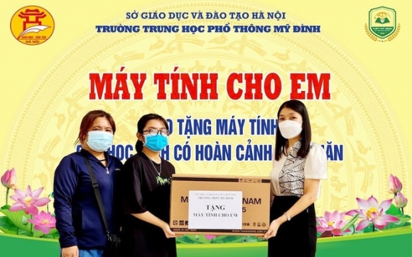 1 Ha Noi Quyen Gop Duoc Hon 2300 May Tinh Va Thiet Bi Cho Hoc Sinh
