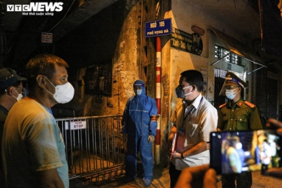 1 Nguoi Dan Ha Noi Vui Mung Khi Duoc Go Bo Phong Toa Sau 40 Ngay Gian Cac