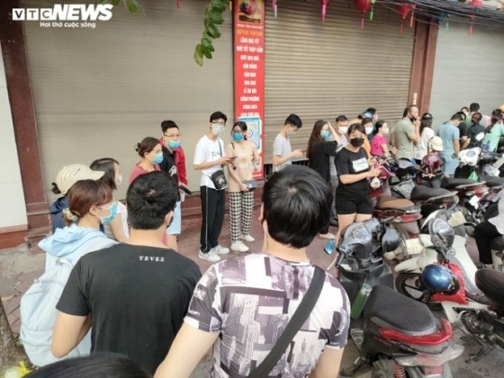 1 Nguoi Dan Hai Phong Rong Ran Xep Hang Mua Banh Trung Thu Truyen Thong