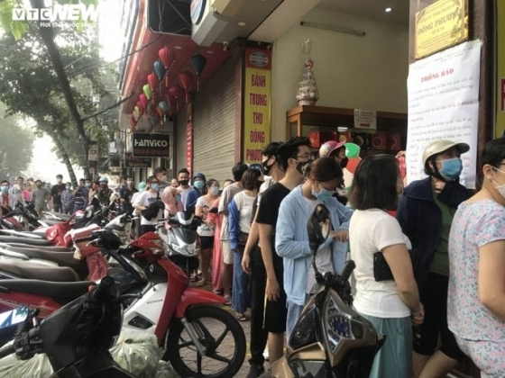 2 Nguoi Dan Hai Phong Rong Ran Xep Hang Mua Banh Trung Thu Truyen Thong